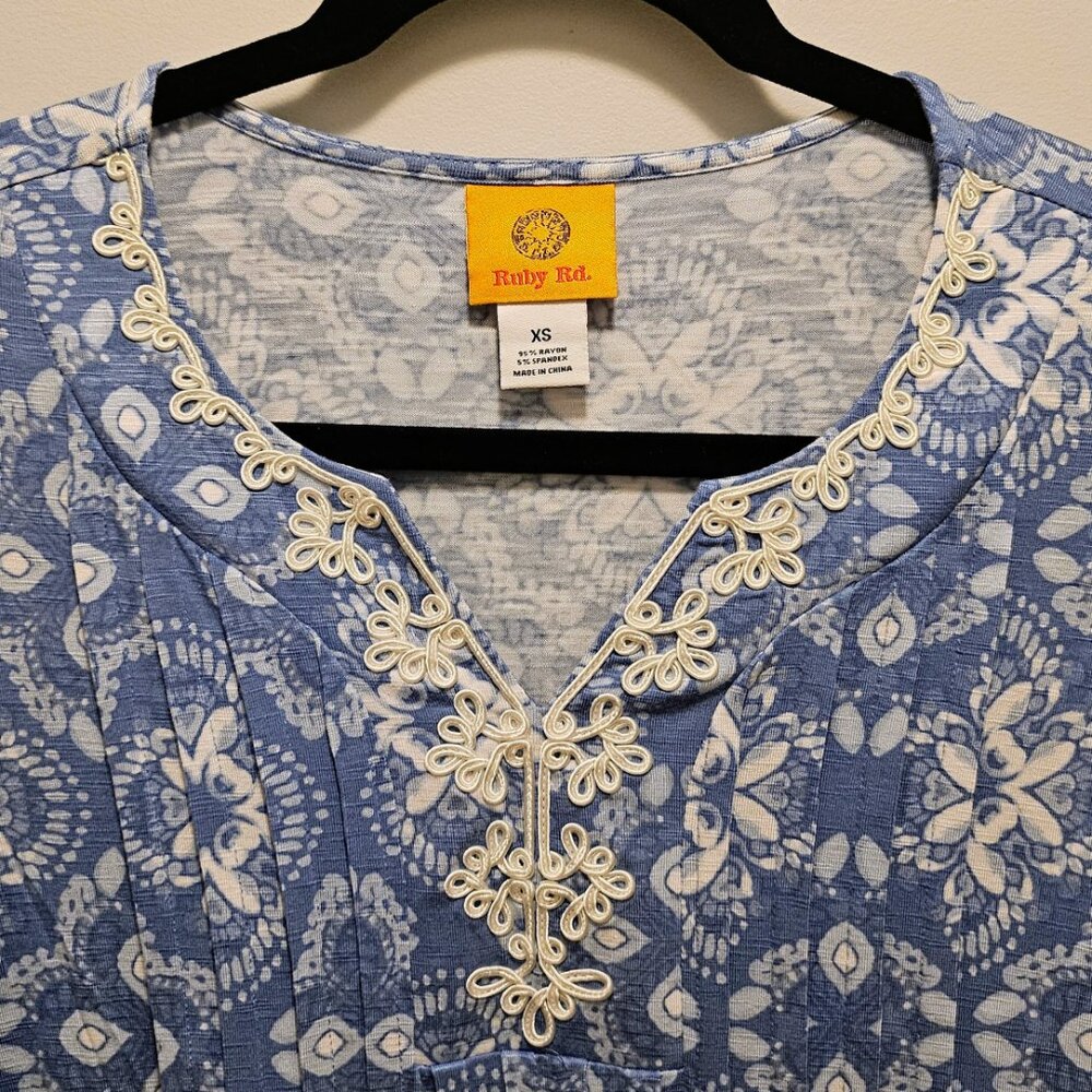 💯 Ruby Rd. Pleated Embroidered Appliqué Blue-Patterned Blouse 💯 - Picture 2 of 6